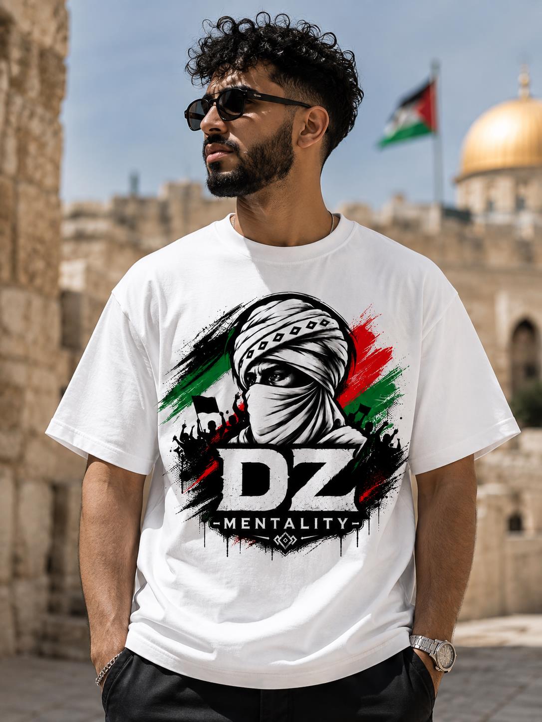 Mannequin portant un t-shirt blanc DZ Mentality devant un dôme doré